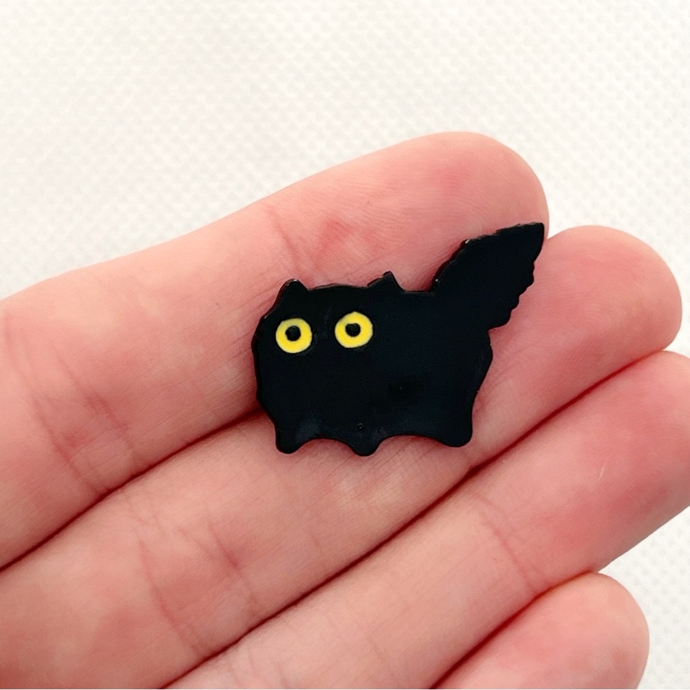Scared Void enamel pin